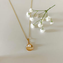 Load image into Gallery viewer, Sea Shell Pearl Necklace
