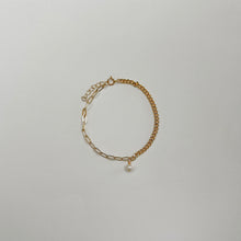 Load image into Gallery viewer, Pearl Paperclip &amp; Curb Chain Bracelet
