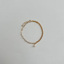 Load image into Gallery viewer, Pearl Paperclip &amp; Curb Chain Bracelet
