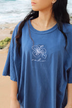 Load image into Gallery viewer, Hibiscus Oahu Tee - Indigo Blue
